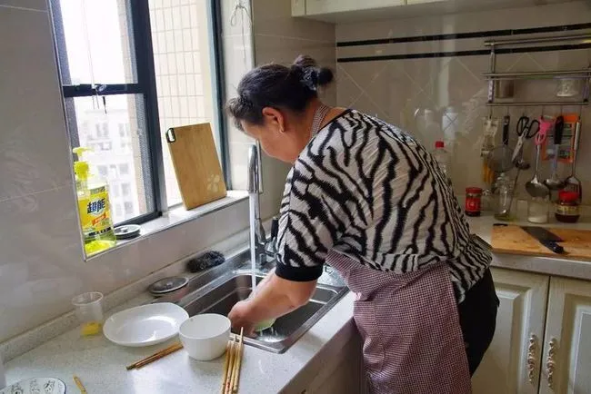 住家保姆伴_邻居家保姆好吵_邻居家的保姆