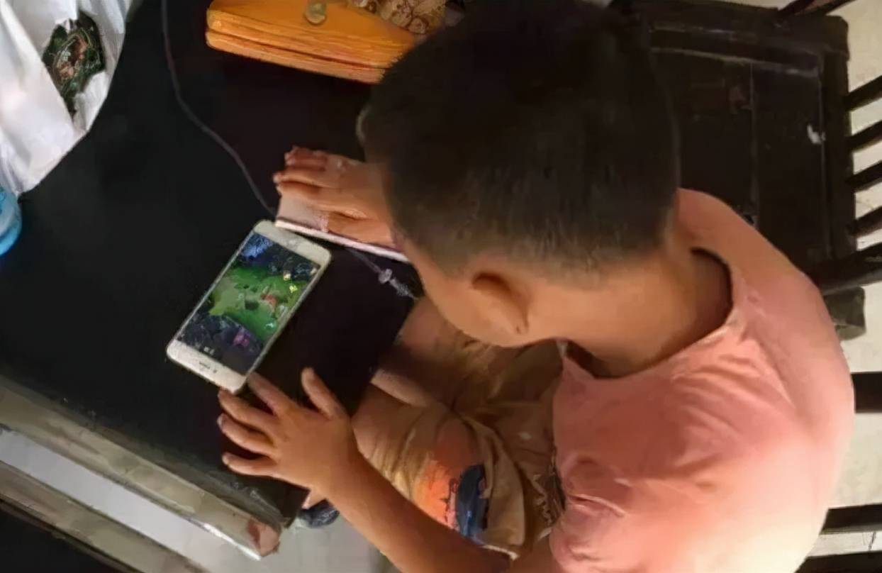 让孩子玩手机的好处_训练孩子玩手机游戏的好处_孩子玩手机游戏的好处
