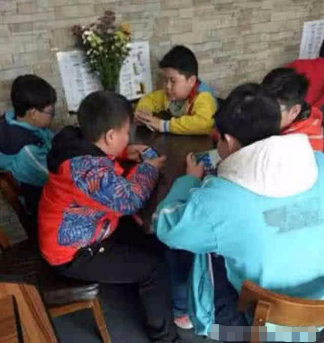 关于中小学生玩手机的作文_作文关于小学生玩手机游戏_小学生作文玩手机的危害