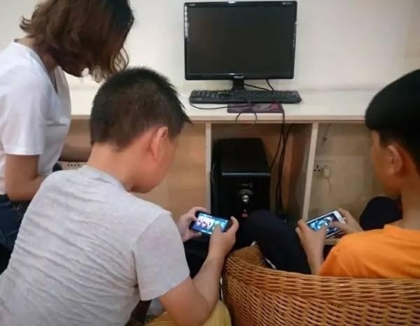 小朋友晚上玩手机游戏好吗_晚上玩手机玩什么_晚上玩手机玩什么好