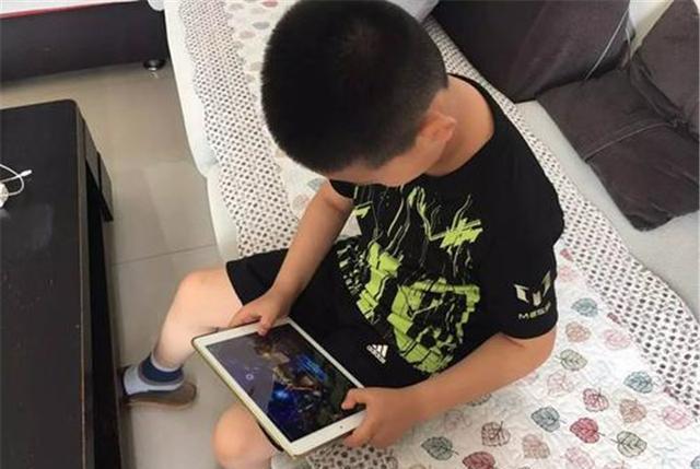 小朋友晚上玩手机游戏好吗_晚上玩手机玩什么_晚上玩手机玩什么好