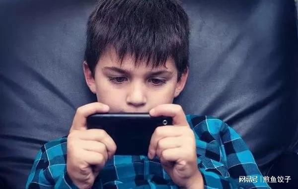 学生们拿起手机打游戏英文_打手机游戏英语怎么说_拿起手机英文
