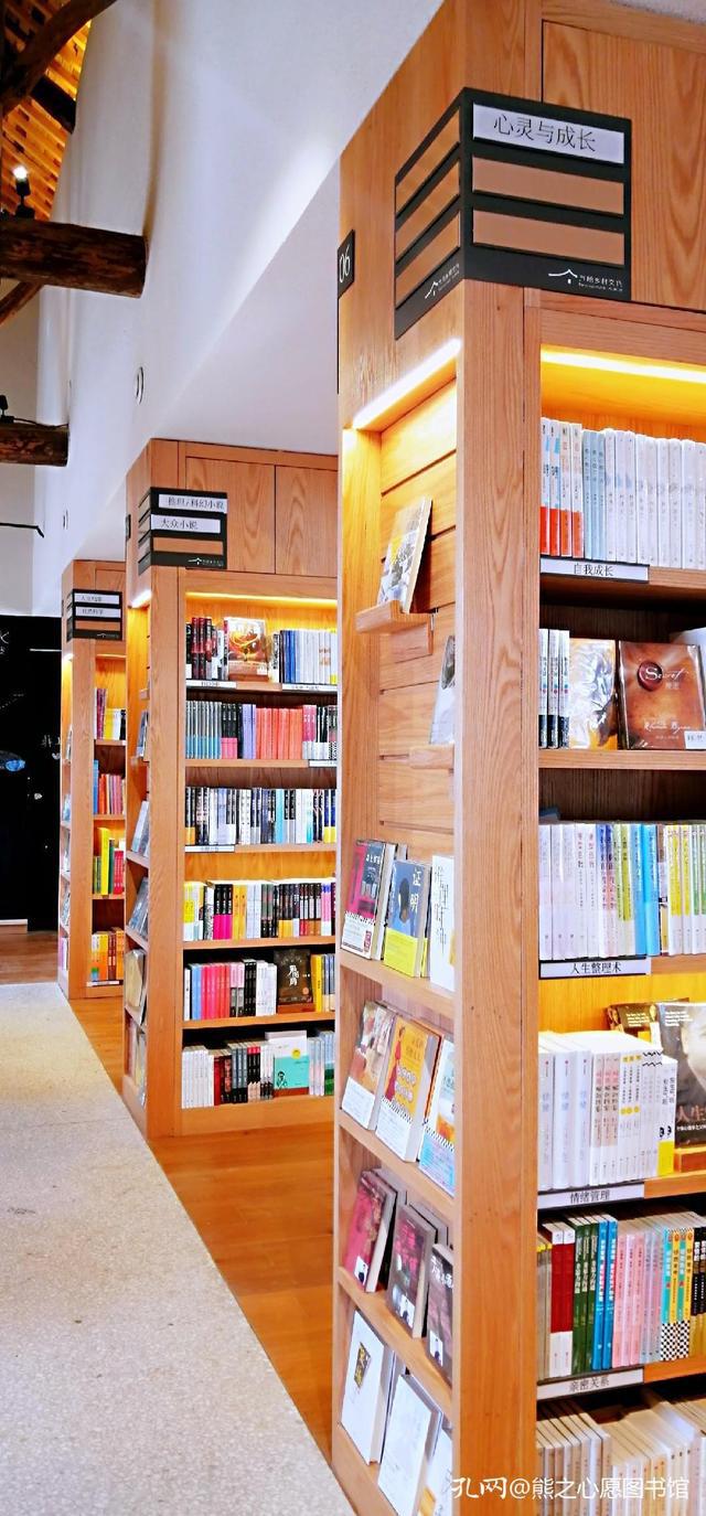 在图书馆玩游戏_图书馆玩游戏的人_书店图书馆里玩手机游戏