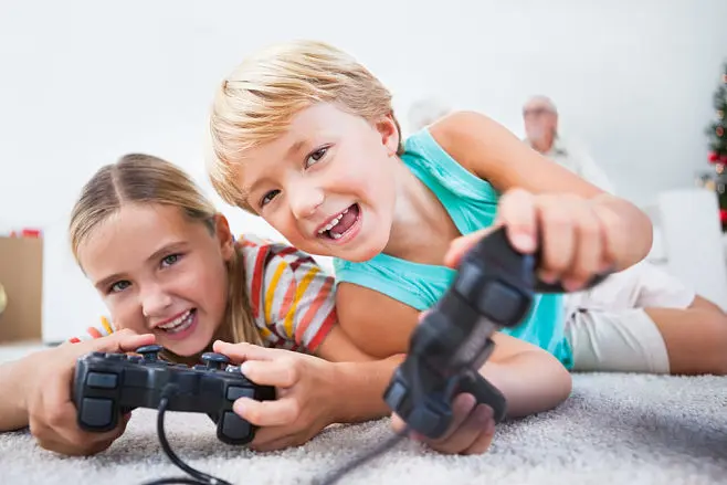 外国小孩用手机玩吃鸡游戏_外国小孩玩游戏视频_熊孩子吃鸡