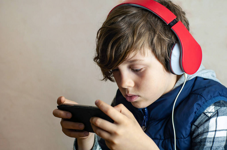 小孩子玩游戏玩手机的危害_玩手机游戏对孩子的危害_打手机游戏对孩子的影响