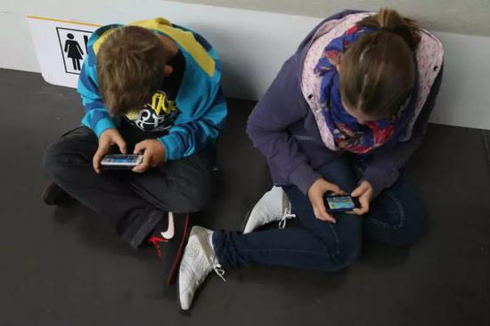 小孩用手机玩游戏玩的好吗_玩小孩手机好游戏用什么软件_小孩玩手机游戏有什么好处
