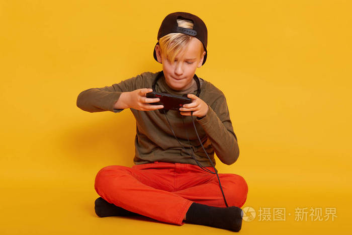 小孩玩手机游戏家长犯法吗_孩子玩手机犯法吗_孩子玩游戏犯法吗
