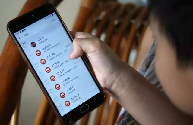 小孩老拿手机下载游戏说说_小孩老拿手机下载游戏说说_孩子拿手机玩游戏扣费怎么办