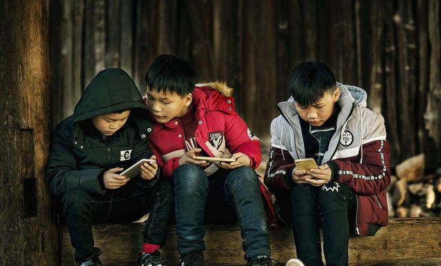 小伙子玩游戏_抱着手机打游戏图片_小伙抱着手机玩游戏