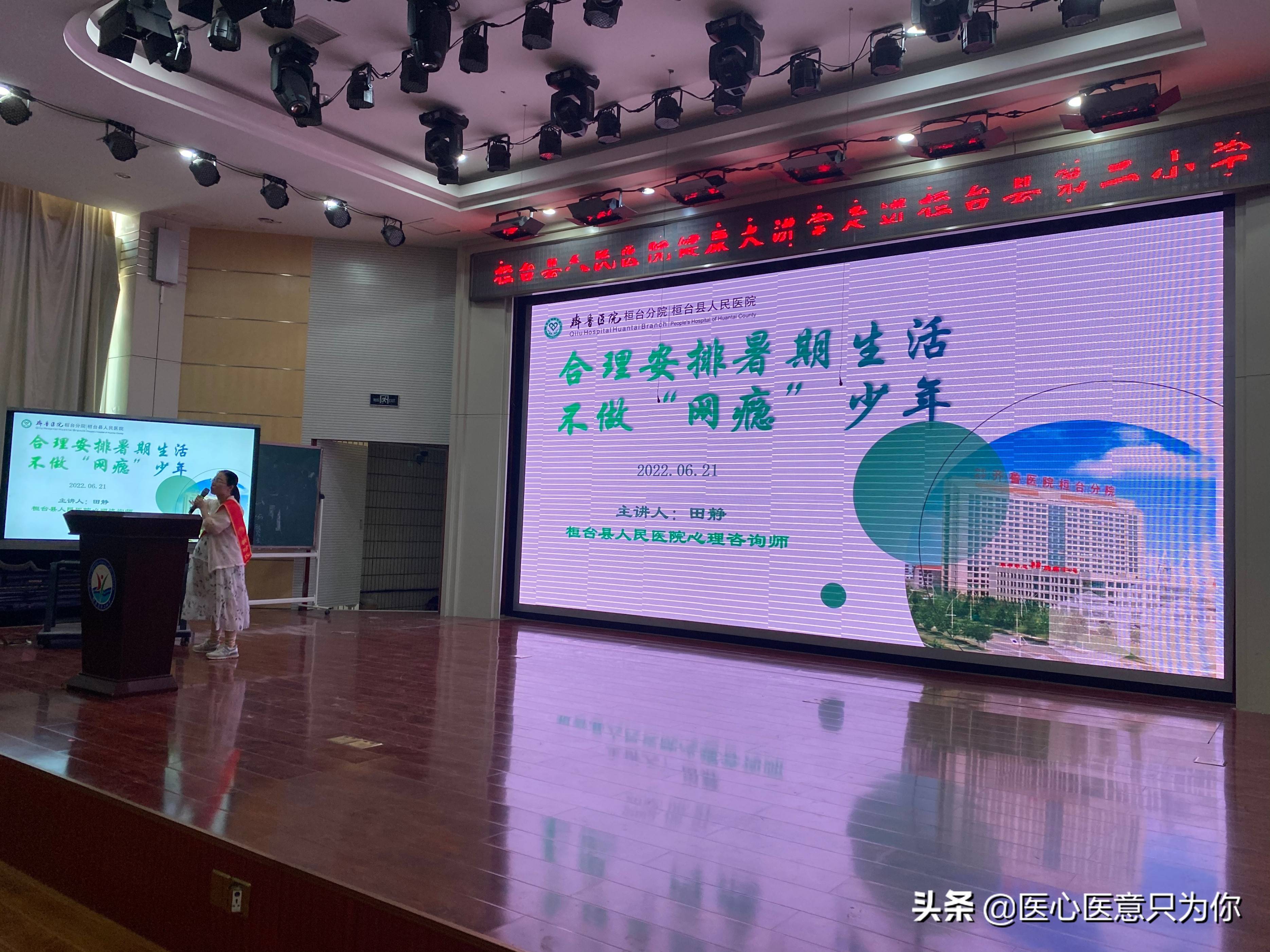 玩手机游戏侧身_侧身玩手机图片_侧身玩手机表情包