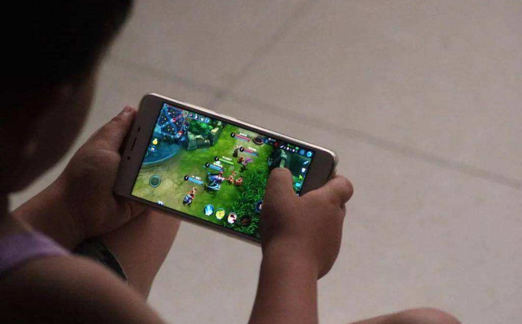 小孩子游戏视频_小孩玩手机视频小游戏下载_小孩玩游戏的视频