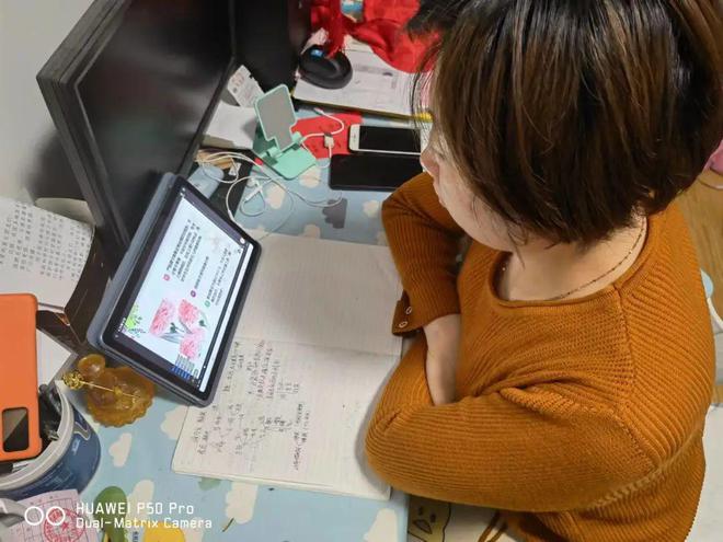 玩手机游戏吸引孩子吗_吸引玩手机游戏孩子怎么办_爱玩手机游戏的孩子