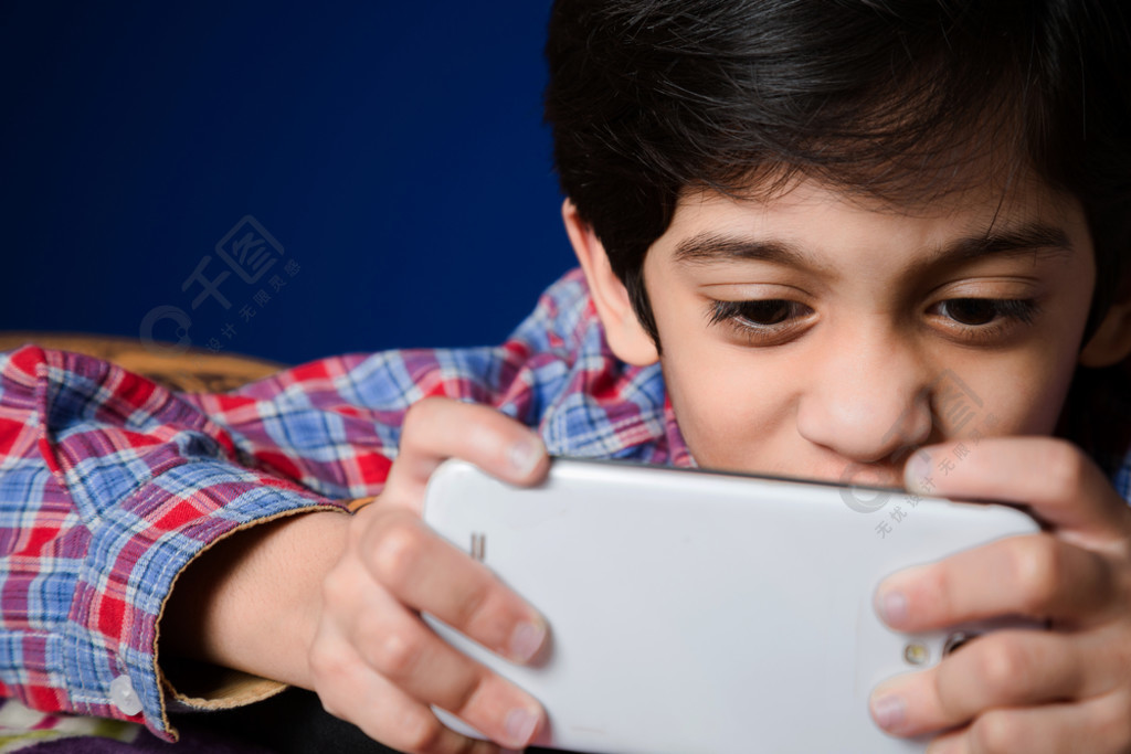小孩儿玩手机游戏视频_小孩儿玩手机游戏案例分析_五岁小孩儿玩的手机游戏