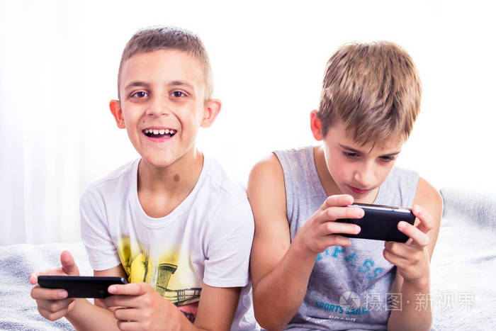 五岁小孩儿玩的手机游戏_小孩儿玩手机游戏视频_小孩儿玩手机游戏案例分析