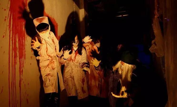 玩鬼屋可以带手机吗_鬼屋玩个人手机游戏用什么玩_一个人用手机玩的鬼屋游戏