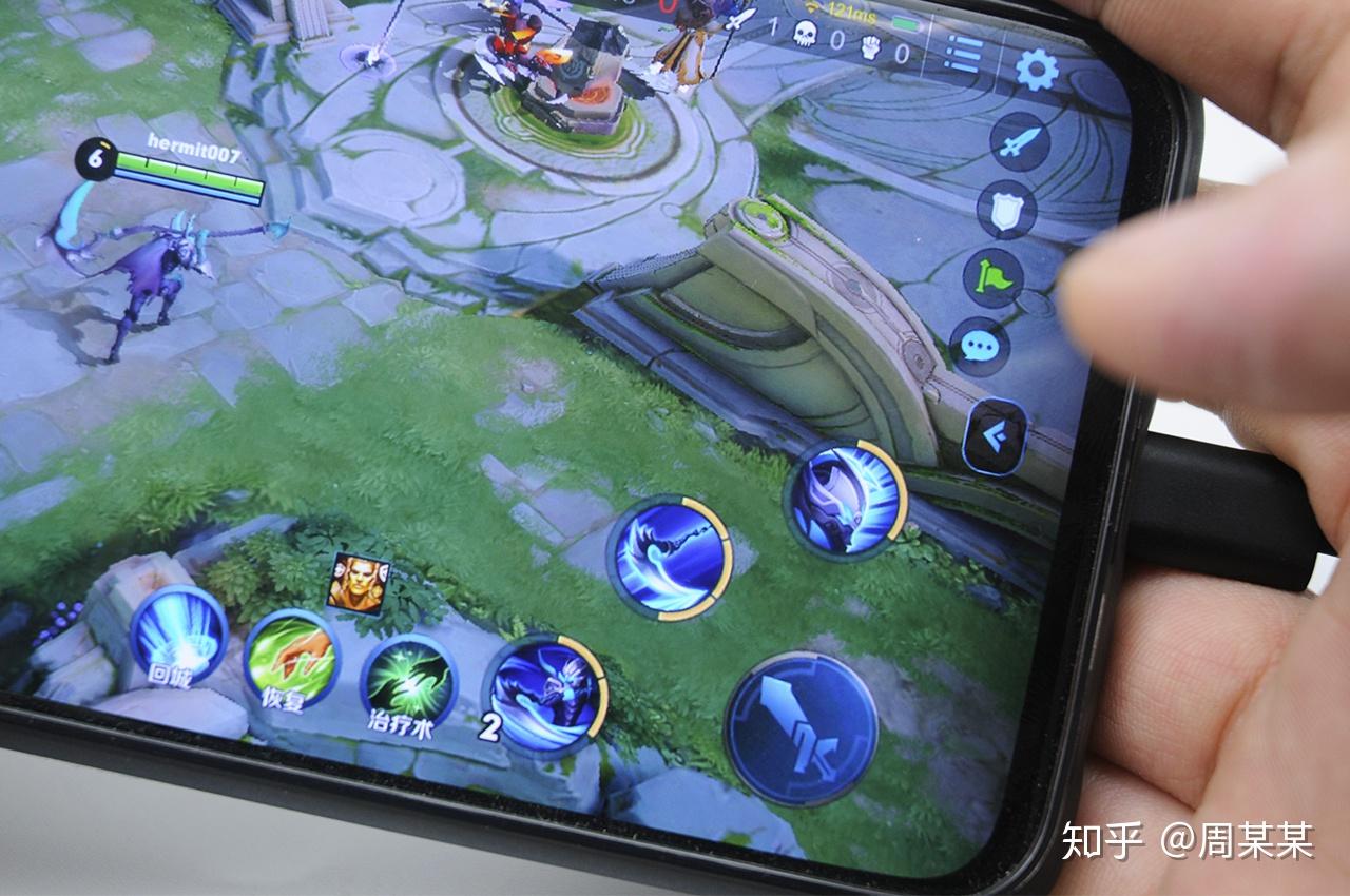 手机直播游戏插上耳机-手机直播游戏戴耳机,沉浸感、声音定位、私密感,你体验过吗?(图1) 带耳机直播游戏_手机直播插耳机游戏没声音_手机直播游戏插上耳机