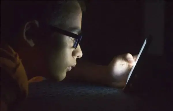 女生用游戏手机_小女孩用手机玩游戏视频_小女孩玩游戏的视频