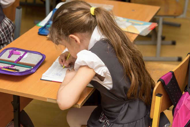 中小学生玩手机游戏_小学生考试玩手机游戏视频_小学生玩手机游戏犯法吗