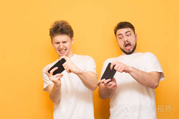 玩手机玩游戏_同时在两个手机上玩的游戏_玩儿游戏手机