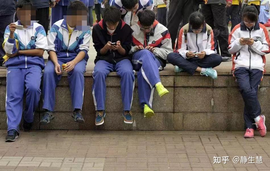 外国小伙手机上玩游戏视频_老外打游戏_外国人玩手机游戏
