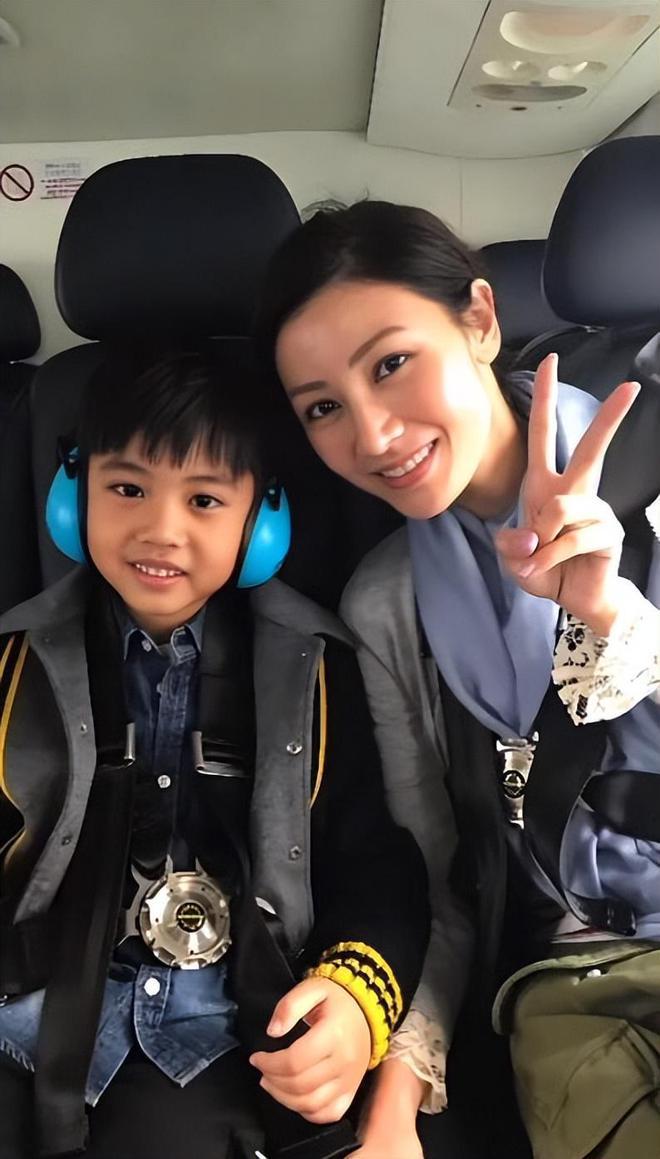 玩手机游戏的小孩图片可爱_可爱小孩照片真人_可爱小孩子手机壁纸