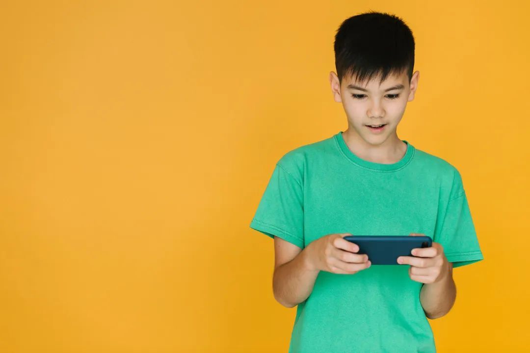 能玩小孩手机游戏的软件_小孩能不能不玩游戏玩手机_能玩小孩手机游戏吗