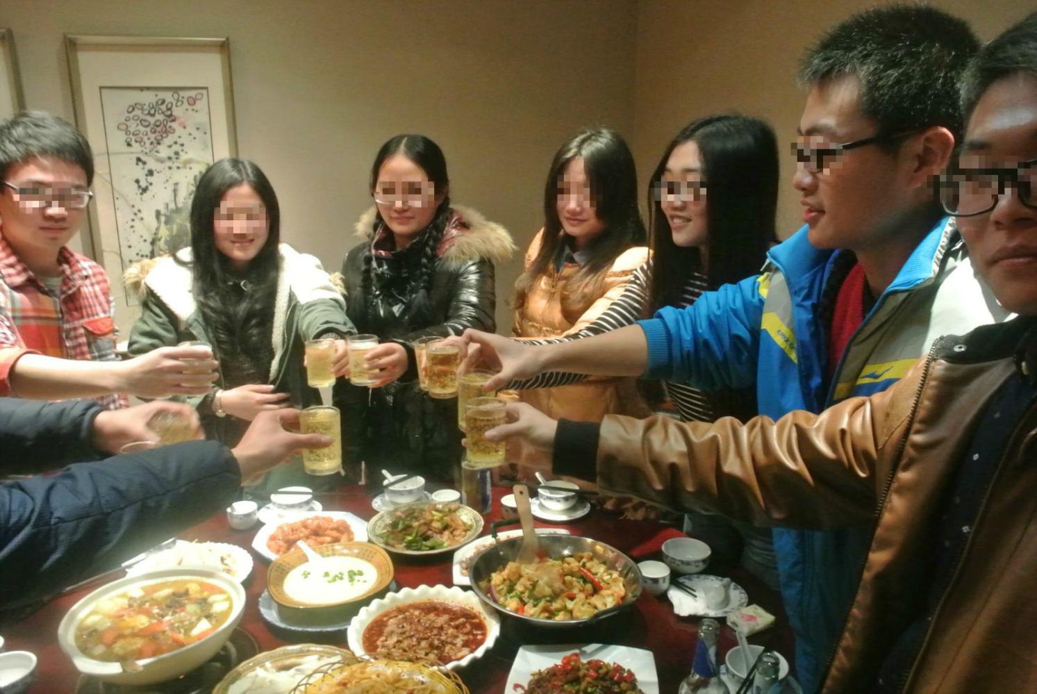 同学聚餐玩手机游戏违法吗-同学聚餐玩手机引争议,你怎么看?(图1) 同学聚会玩手机_违法聚餐玩同学手机游戏违法吗_同学聚餐玩手机游戏违法吗