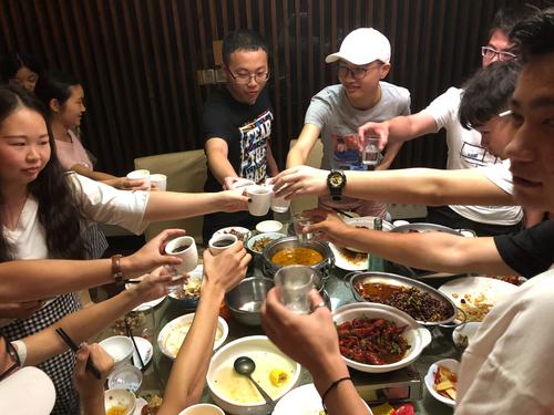 同学聚餐玩手机游戏违法吗-同学聚餐玩手机引争议,你怎么看?(图2) 同学聚餐玩手机游戏违法吗_同学聚会玩手机_违法聚餐玩同学手机游戏违法吗