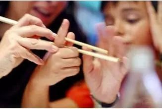 检筷子游戏,培养孩子多方面能力的好方法(图2) 检筷子游戏,培养孩子多方面能力的好方法(图2)