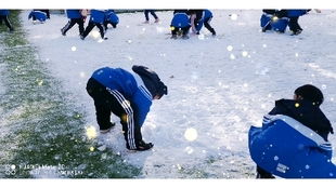 雪地里的游戏,雪地里的欢乐时光——冬季户外游戏全攻略(图2)