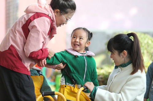 老师和幼儿互动的游戏,互动游戏中的幼儿成长与教师引导策略(图1)