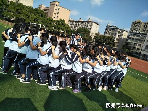 信任进步行游戏,通过“信任进步行”游戏深化团队默契与协作(图1)