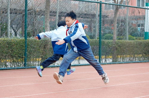 跨跳游戏小学,小学生欢乐的体育时光(图2)