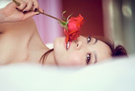 游戏床上美女,体验微妙的情感互动(图1)