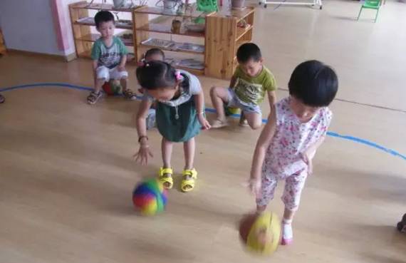 幼儿拍球游戏,快乐成长(图3) 幼儿拍球游戏,快乐成长(图3)