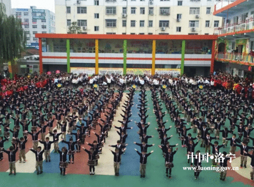 面条棍游戏,幼儿探索与创造力培养之旅”(图2) 面条棍游戏,幼儿探索与创造力培养之旅”(图2)