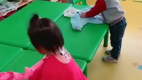 幼儿园穿衣服游戏,培养幼儿自理能力新篇章”(图1) 幼儿园穿衣服游戏,培养幼儿自理能力新篇章”(图1)