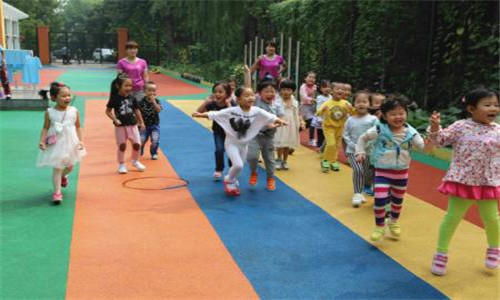 幼儿园穿衣服游戏,培养幼儿自理能力新篇章”(图3) 幼儿园穿衣服游戏,培养幼儿自理能力新篇章”(图3)