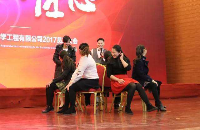 年会小游戏活跃气氛的室内,增强团队凝聚力”(图1) 年会小游戏活跃气氛的室内,增强团队凝聚力”(图1)