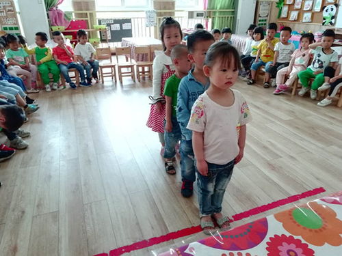排队小班游戏,培养幼儿秩序感与团队协作能力(图1) 排队小班游戏,培养幼儿秩序感与团队协作能力(图1)
