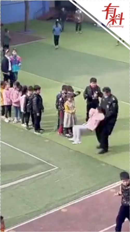 保安耍游戏,日常巡逻中的“另类娱乐”瞬间(图1) 保安耍游戏,日常巡逻中的“另类娱乐”瞬间(图1)