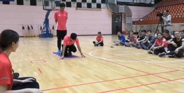 手抬腿游戏,锻炼身体与亲子互动的双重乐趣(图1) 手抬腿游戏,锻炼身体与亲子互动的双重乐趣(图1)