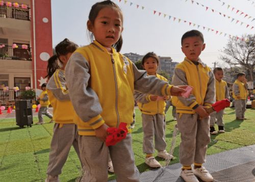 客家幼儿游戏,传承与创新中的童年记忆(图3) 客家幼儿游戏,传承与创新中的童年记忆(图3)
