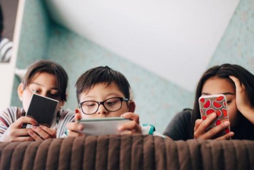 卡在窗户的女孩游戏手机版 (图1) 卡在窗户的女孩游戏手机版 (图1)