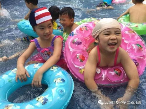 戏水游戏图片,捕捉童真与欢笑的瞬间(图3) 戏水游戏图片,捕捉童真与欢笑的瞬间(图3)