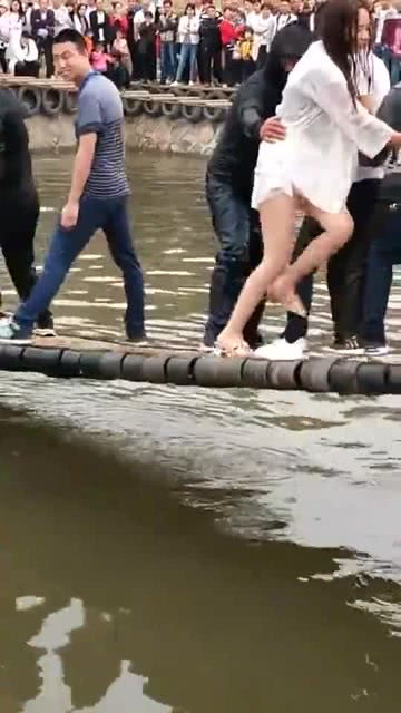 集体玩水游戏,夏日欢乐集体水战狂欢记(图1)