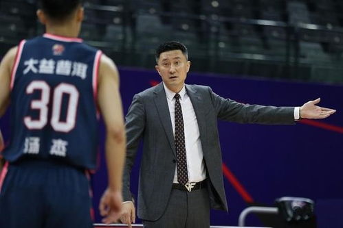 杜锋游戏,篮球场上的战术大师与智慧领航者(图1) 杜锋游戏,篮球场上的战术大师与智慧领航者(图1)