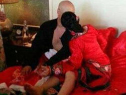 新婚闹洞房游戏大尺度,揭秘新婚闹洞房游戏大尺度瞬间(图1)