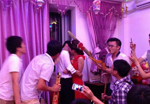 新婚闹洞房游戏大尺度,揭秘新婚闹洞房游戏大尺度瞬间(图3)