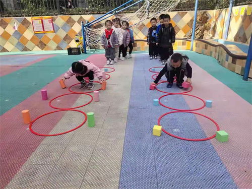 户外游戏跨越障碍,勇攀高峰(图2) 户外游戏跨越障碍,勇攀高峰(图2)